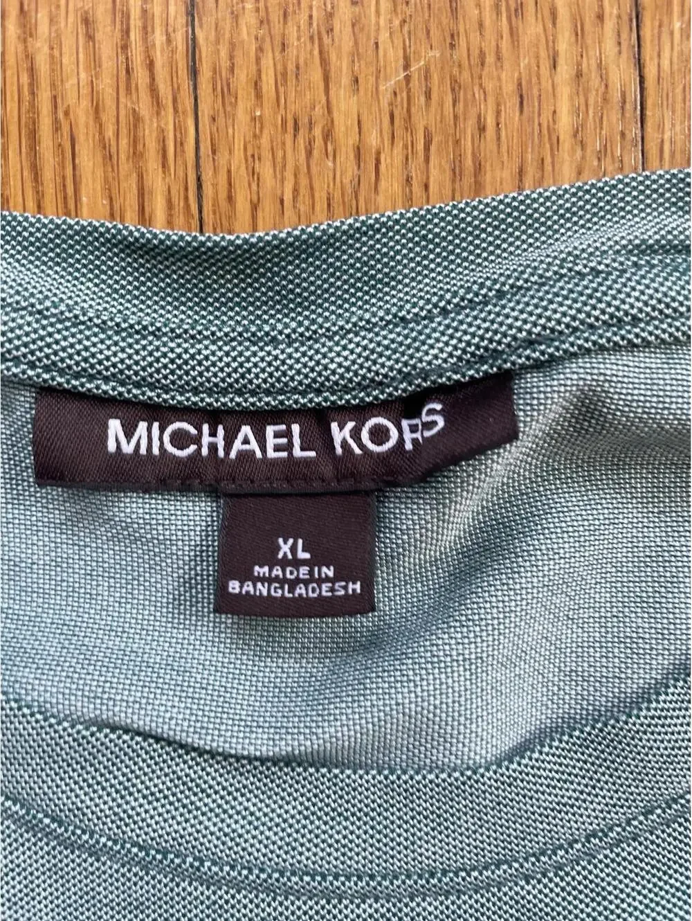 Do not buy, not available. Michael Kors
